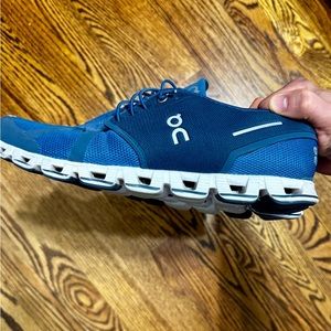 Oncloud blue shoes size 10 on running